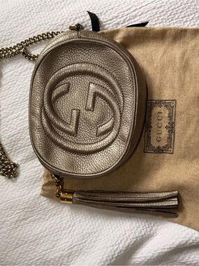 Gucci soho disco small leather chain crossbody tassel bag in metallic taupe/gold